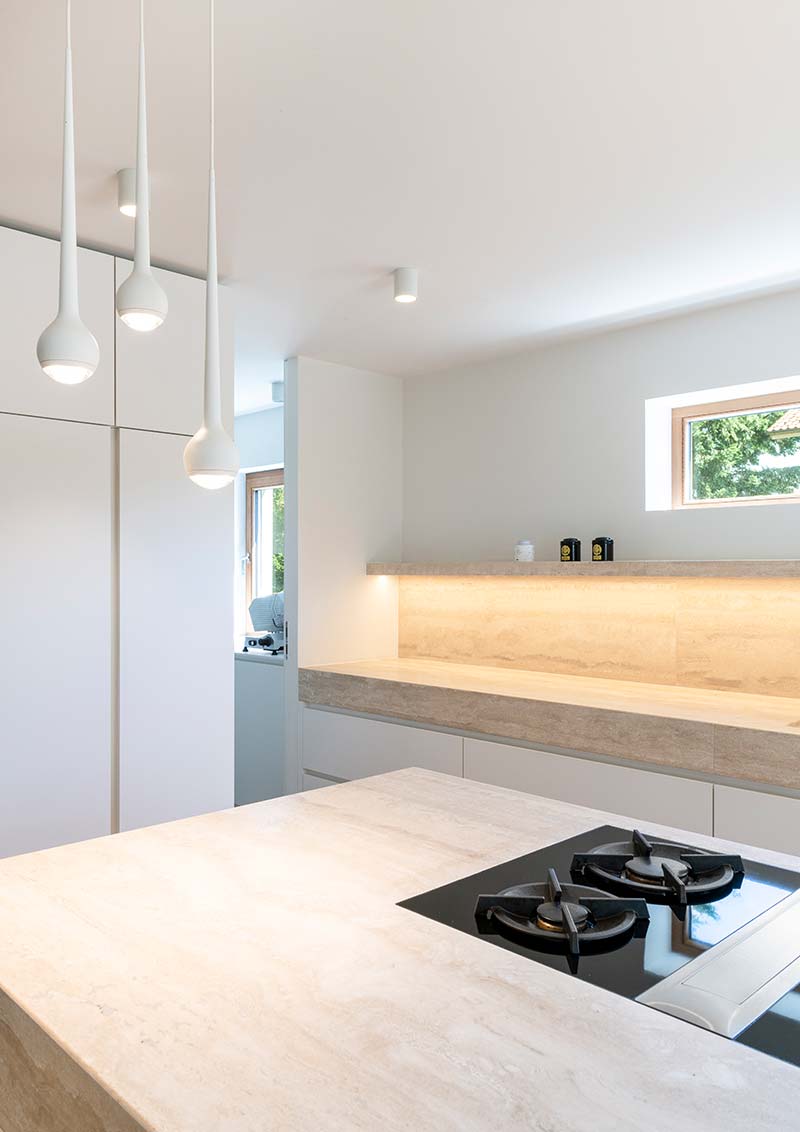 800x1132-projekt-image-KA4-schaeftlarn-kueche-leuchten-herd-01